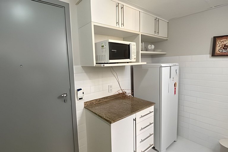 Apartamento a uma quadra da praia, com segurança 24 horas e
