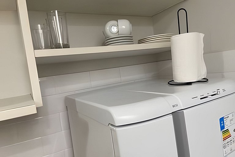 Apartamento a uma quadra da praia, com segurança 24 horas e