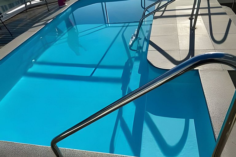Apartamento a uma quadra da praia, com segurança 24 horas e