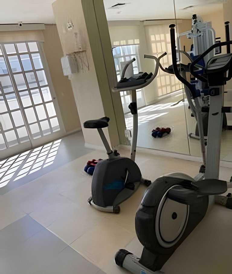 Apartamento a uma quadra da praia, com segurança 24 horas e
