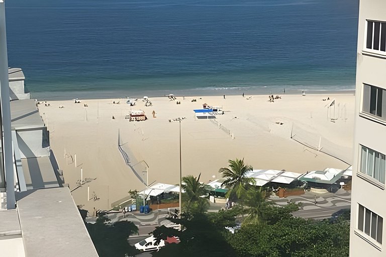 Apartamento a uma quadra da praia, com segurança 24 horas e