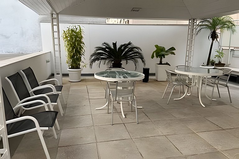 Apartamento a uma quadra da praia, com segurança 24 horas e