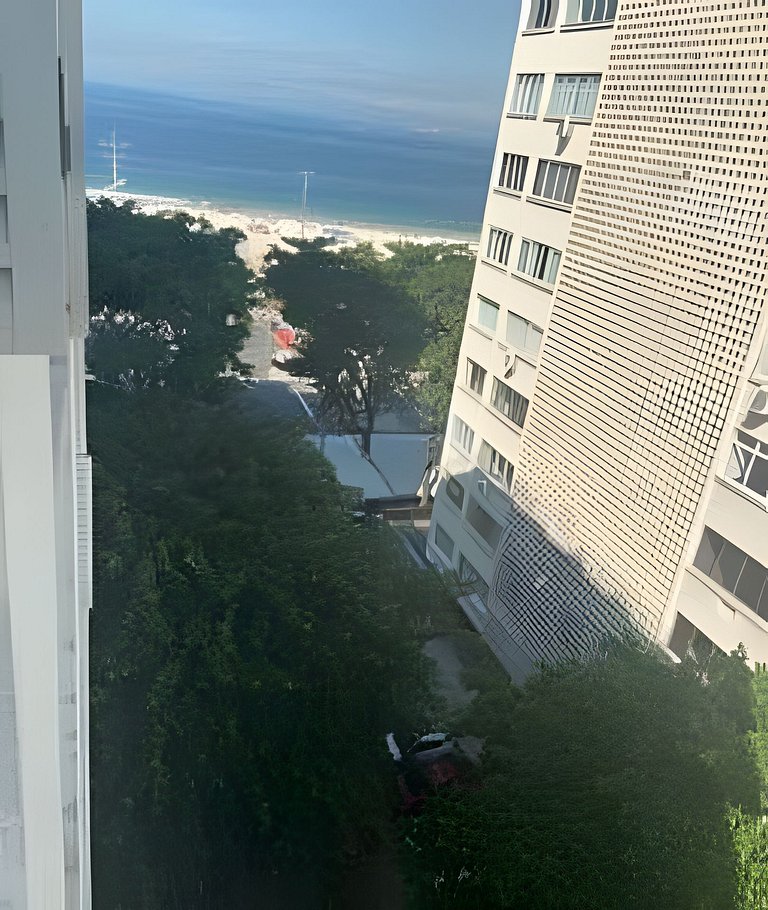 Apartamento a uma quadra da praia, com segurança 24 horas e