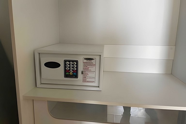 Apartamento a uma quadra da praia, com segurança 24 horas e