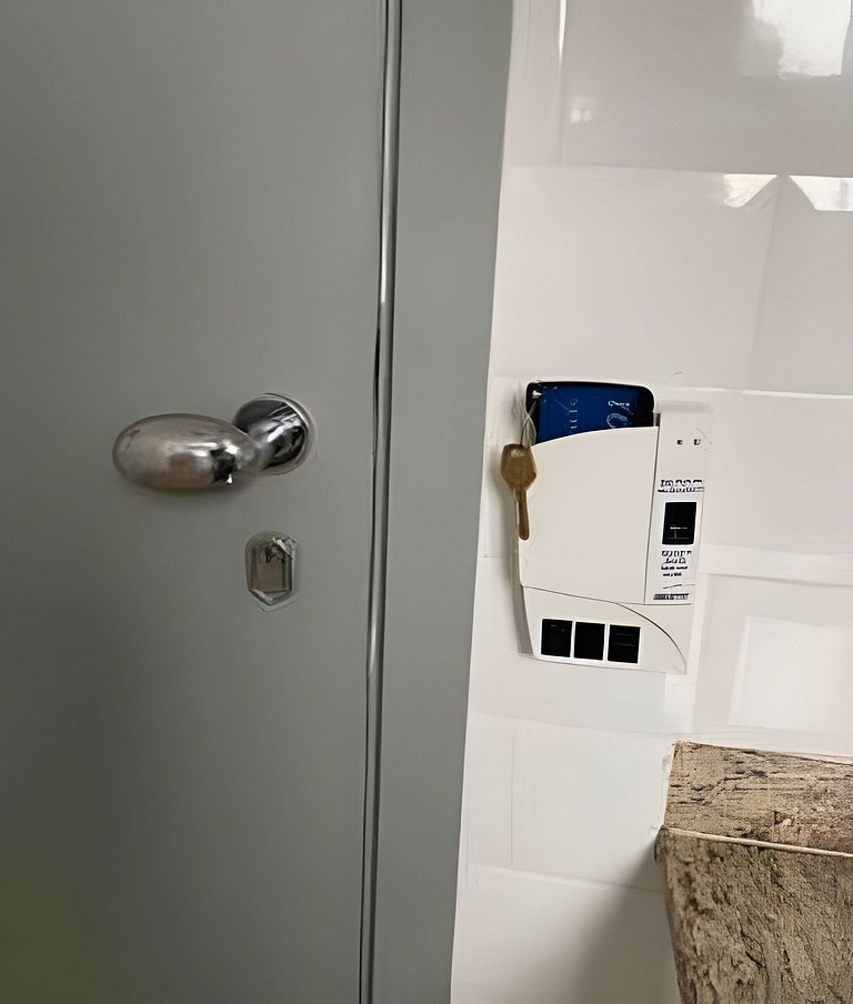 Apartamento a uma quadra da praia, com segurança 24 horas e