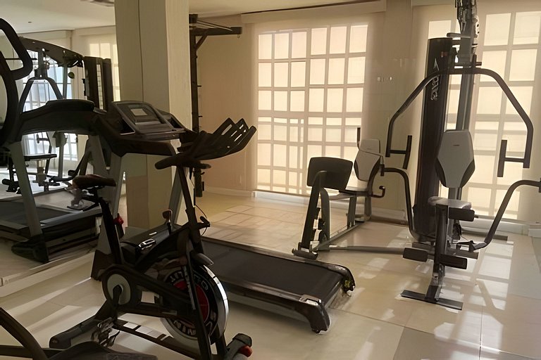Apartamento a uma quadra da praia, com segurança 24 horas e