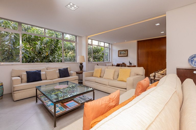 Apartamento confortável com garagem, a duas quadras da praia