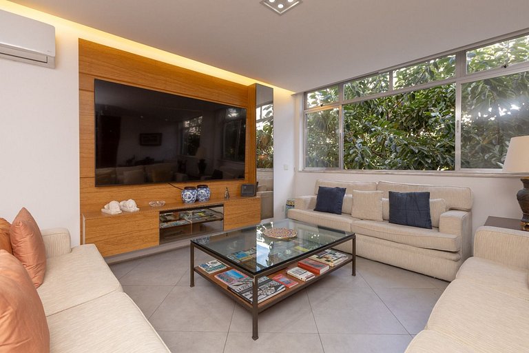 Apartamento confortável com garagem, a duas quadras da praia
