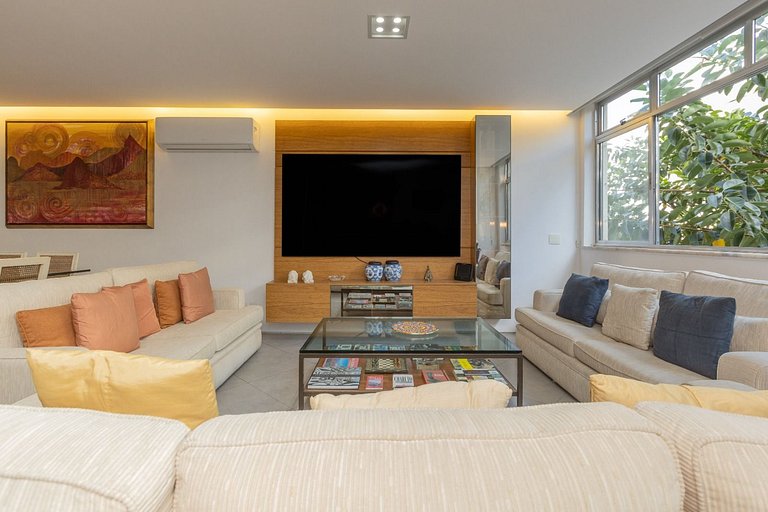 Apartamento confortável com garagem, a duas quadras da praia