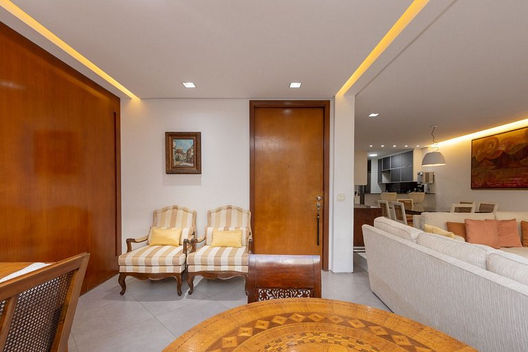 Apartamento confortável com garagem, a duas quadras da praia