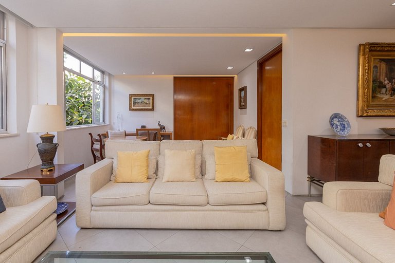 Apartamento confortável com garagem, a duas quadras da praia