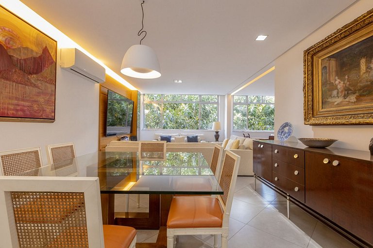 Apartamento confortável com garagem, a duas quadras da praia