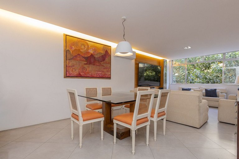 Apartamento confortável com garagem, a duas quadras da praia