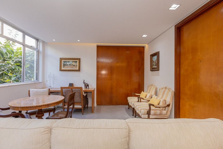 Apartamento confortável com garagem, a duas quadras da praia